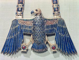 ハゲタカペンダント付きネックレス、ツタンカーメンの墓（紀元前1370〜52年）の新王国（ラピスラズリとコーネリアンで覆われた金）
